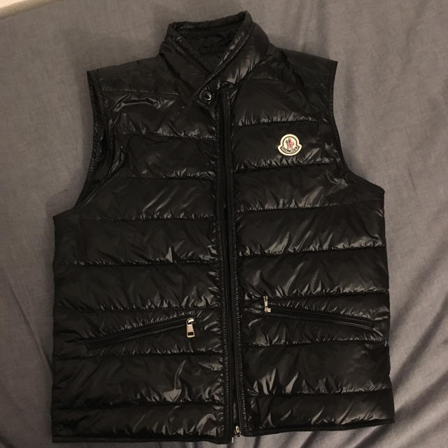 MONCLER(モンクレール)の専用 MONCLER GUI サイズ1 黒 ダウンベスト メンズのジャケット/アウター(ダウンベスト)の商品写真