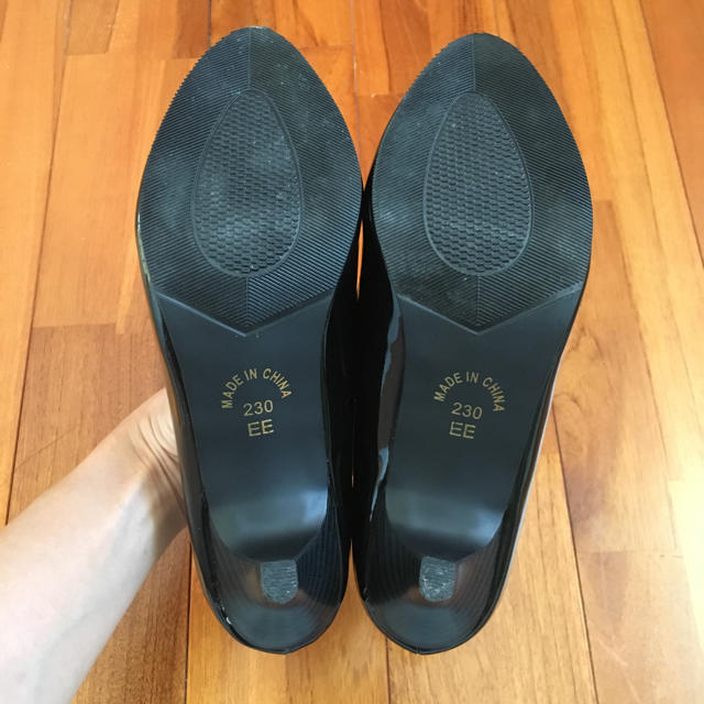 エナメルパンプス  黒  23cm レディースの靴/シューズ(ハイヒール/パンプス)の商品写真