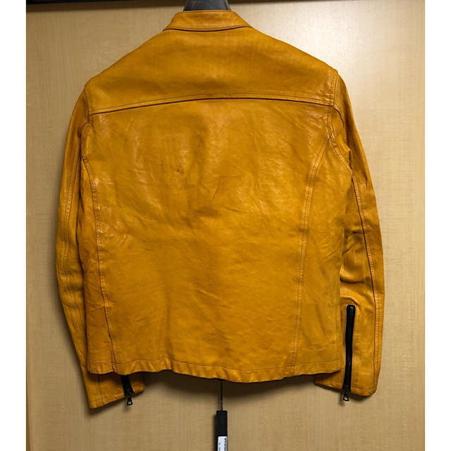 ISAMUKATAYAMA BACKLASH(イサムカタヤマバックラッシュ)の美品バックラッシュ定価15万ドイツカーフ製品染シングルレザーライダース黄S メンズのジャケット/アウター(ライダースジャケット)の商品写真