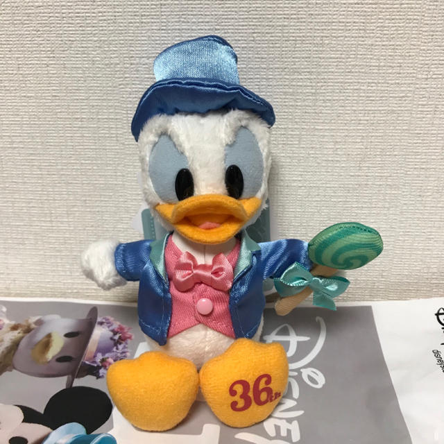 Disney(ディズニー)の4/15発売 東京ディズニーランド36周年 ドナルド ぬいば ぬいぐるみバッチ エンタメ/ホビーのおもちゃ/ぬいぐるみ(キャラクターグッズ)の商品写真