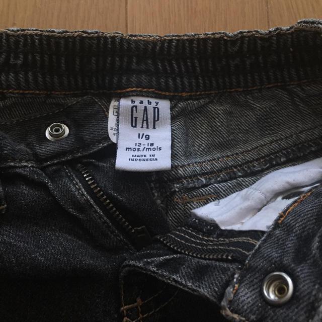 babyGAP(ベビーギャップ)のブラックデニム12-18MOS キッズ/ベビー/マタニティのベビー服(~85cm)(パンツ)の商品写真