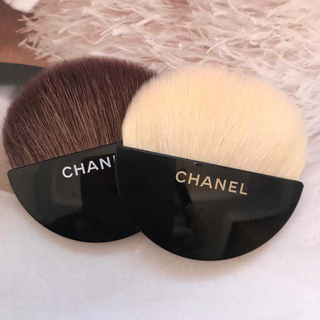 CHANEL(シャネル)のCANEL  POUDRE  LUMIERE  ブラシ コスメ/美容のベースメイク/化粧品(フェイスパウダー)の商品写真