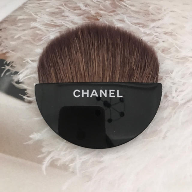 CHANEL(シャネル)のCANEL  POUDRE  LUMIERE  ブラシ コスメ/美容のベースメイク/化粧品(フェイスパウダー)の商品写真