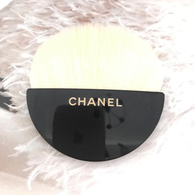 CHANEL(シャネル)のCANEL  POUDRE  LUMIERE  ブラシ コスメ/美容のベースメイク/化粧品(フェイスパウダー)の商品写真