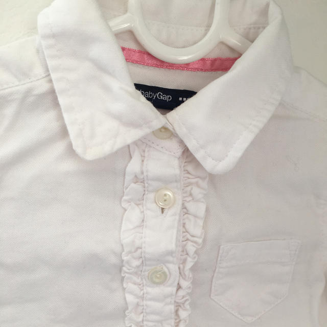 babyGAP(ベビーギャップ)のベビーギャップGAP白 長袖シャツ 80cm キッズ/ベビー/マタニティのベビー服(~85cm)(シャツ/カットソー)の商品写真