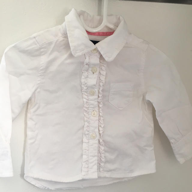 babyGAP(ベビーギャップ)のベビーギャップGAP白 長袖シャツ 80cm キッズ/ベビー/マタニティのベビー服(~85cm)(シャツ/カットソー)の商品写真