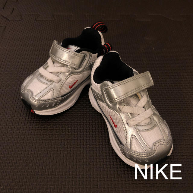 NIKE(ナイキ)のNIKE スニーカー 9cm シルバー キッズ/ベビー/マタニティのベビー靴/シューズ(~14cm)(スニーカー)の商品写真