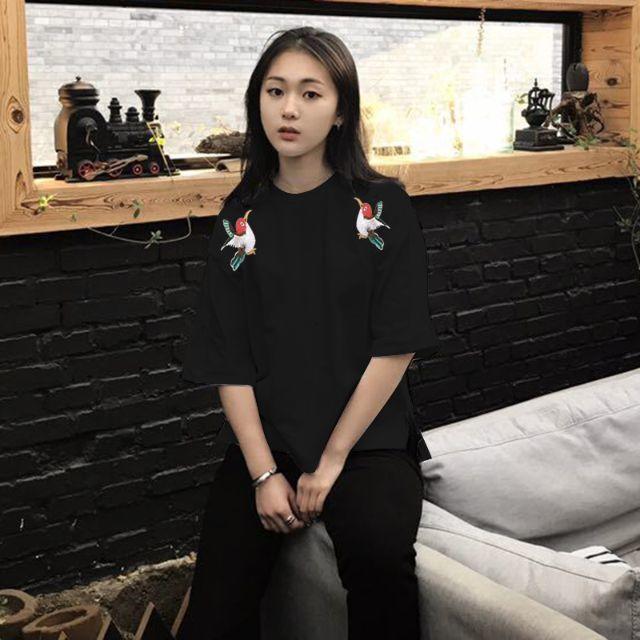 小鳥 刺繍 おしゃれ 半袖 Tシャツ (黒地) レディースのトップス(Tシャツ(半袖/袖なし))の商品写真