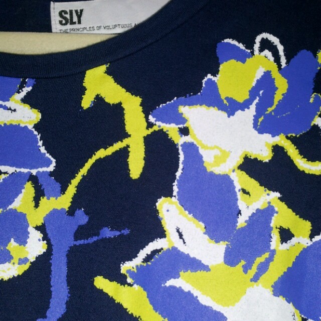 SLY(スライ)のSLY  花柄Tシャツ レディースのトップス(Tシャツ(半袖/袖なし))の商品写真