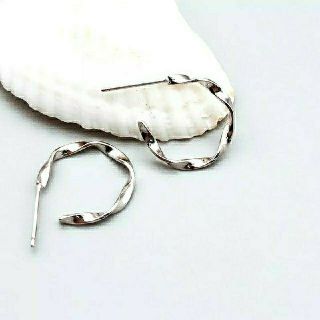 アングリッド(Ungrid)の925 Sterling Silver　ツイスト　フープ　ピアス(ピアス)