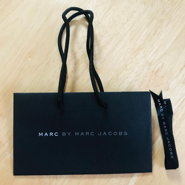 MARC BY MARC JACOBS(マークバイマークジェイコブス)のMARC BY MARC JACOBS ショップ袋 紙袋 リボン付き レディースのバッグ(ショップ袋)の商品写真