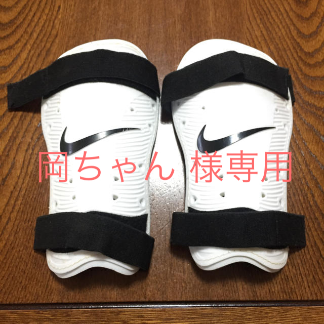 NIKE(ナイキ)のサッカー用すねあて スポーツ/アウトドアのサッカー/フットサル(その他)の商品写真