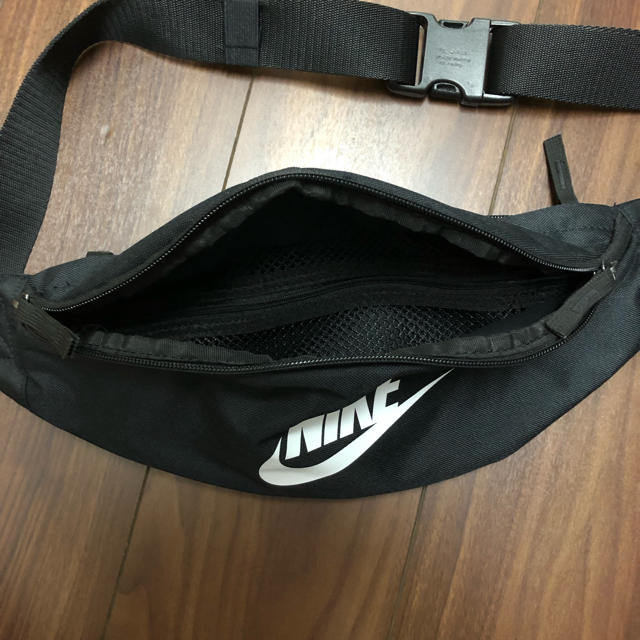 NIKE(ナイキ)のNIKE ウエストポーチ レディースのバッグ(ボディバッグ/ウエストポーチ)の商品写真