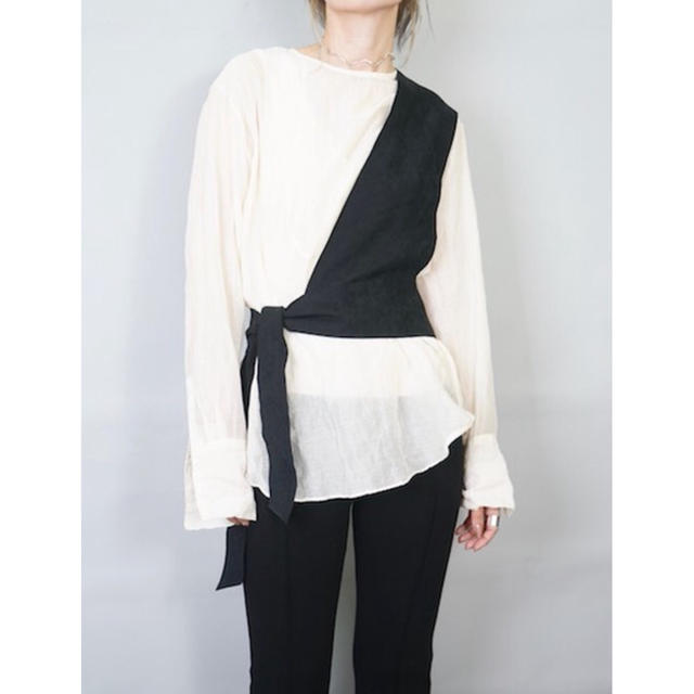 TOGA(トーガ)のhelk ONE SHOULDER SUEDE VEST レディースのトップス(ベスト/ジレ)の商品写真