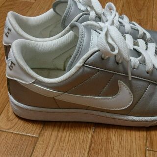 Nike ナイキ シルバー スニーカーの通販 By Ai ナイキならラクマ Nike ナイキ シルバー スニーカーの通販 By Ai ナイキならラクマ