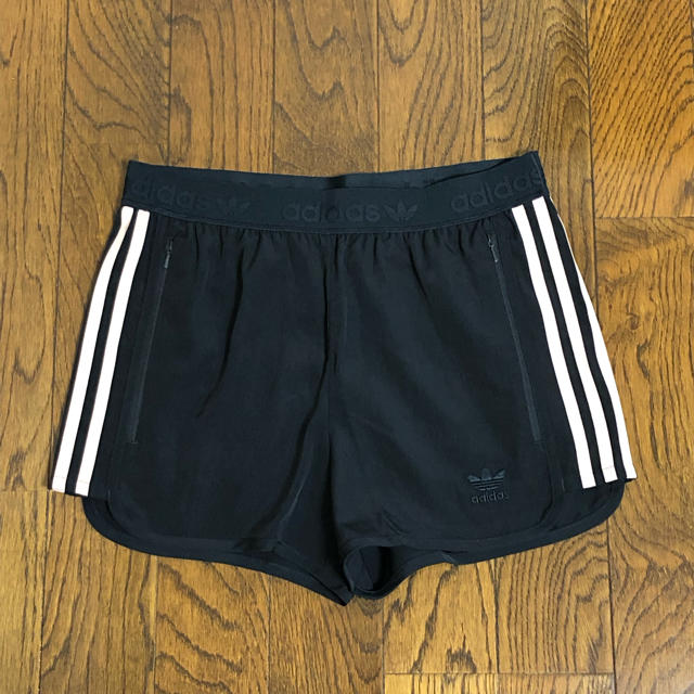 adidas(アディダス)のアディダスオリジナルス ショートパンツ Lサイズ レディースのパンツ(ショートパンツ)の商品写真