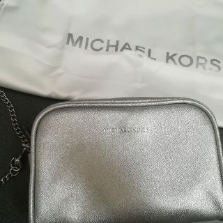 マイケルコース(Michael Kors)のマイケルコース　シルバーポーチ　新品未使用(ポーチ)