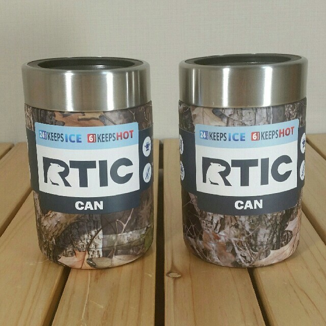 ■新品■2個セット■RTIC Can Cooler 缶クーラー　カモ スポーツ/アウトドアのアウトドア(食器)の商品写真