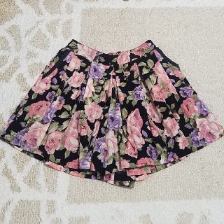 マジェスティックレゴン(MAJESTIC LEGON)のMAJESTIC LEGONキュロットパンツ　花柄ショートパンツ(ショートパンツ)