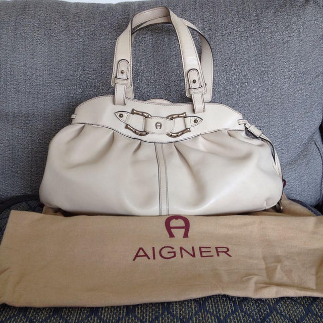 AIGNER(アイグナー)のアイグナー🌟アイボリーバック レディースのバッグ(ショルダーバッグ)の商品写真