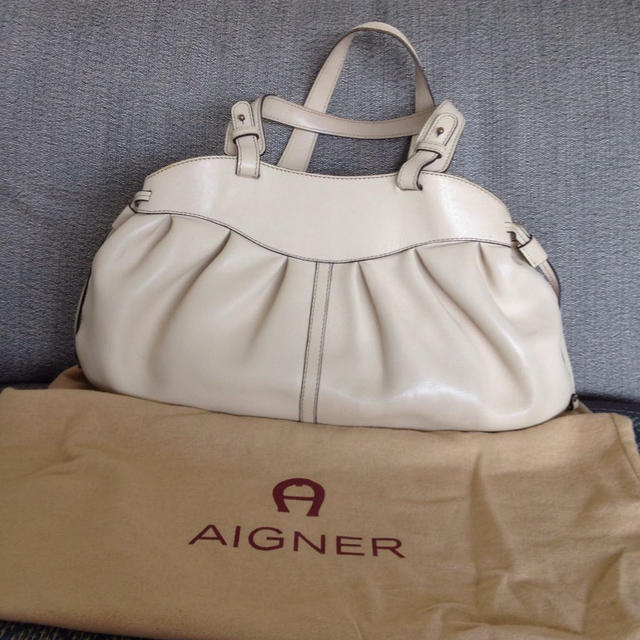 AIGNER(アイグナー)のアイグナー🌟アイボリーバック レディースのバッグ(ショルダーバッグ)の商品写真