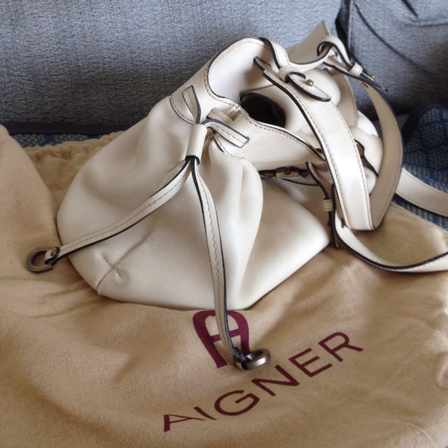 AIGNER(アイグナー)のアイグナー🌟アイボリーバック レディースのバッグ(ショルダーバッグ)の商品写真