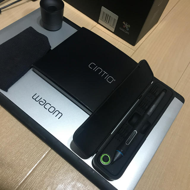 Wacom(ワコム)のwacom CINTIQ 13HD DTK-1300/K0 スマホ/家電/カメラのPC/タブレット(タブレット)の商品写真
