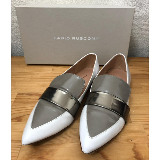 FABIO RUSCONI(ファビオルスコーニ)のファビオルスコーニ 白ポインテッド オペラシューズ35 レディースの靴/シューズ(ローファー/革靴)の商品写真