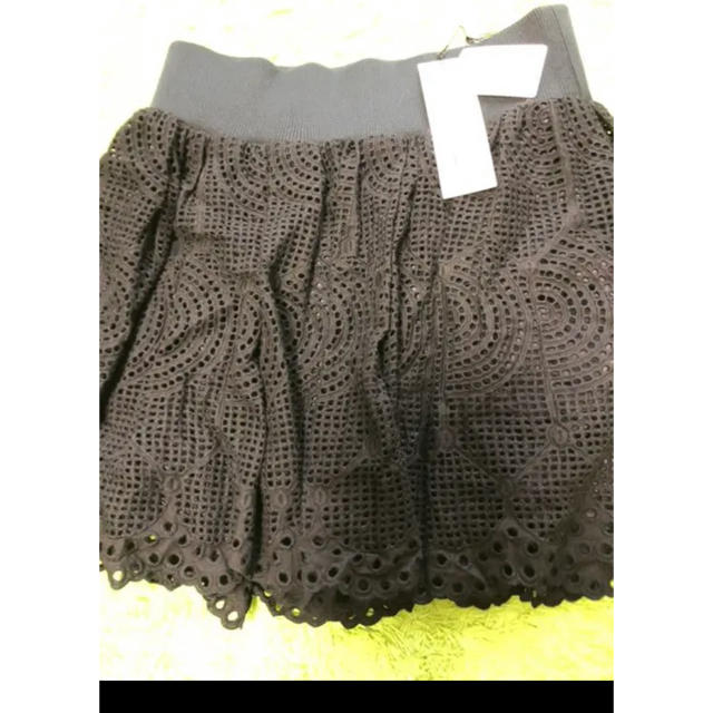 ADORE(アドーア)のアドーア  カットワークレーススカート 黒 新品 36 レディースのスカート(ひざ丈スカート)の商品写真