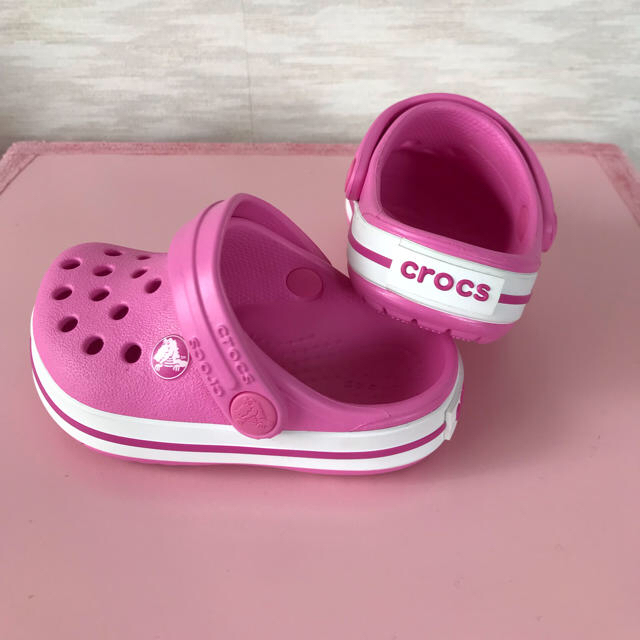 crocs(クロックス)のcrocsサンダル【新品・未使用】 キッズ/ベビー/マタニティのベビー靴/シューズ(~14cm)(サンダル)の商品写真