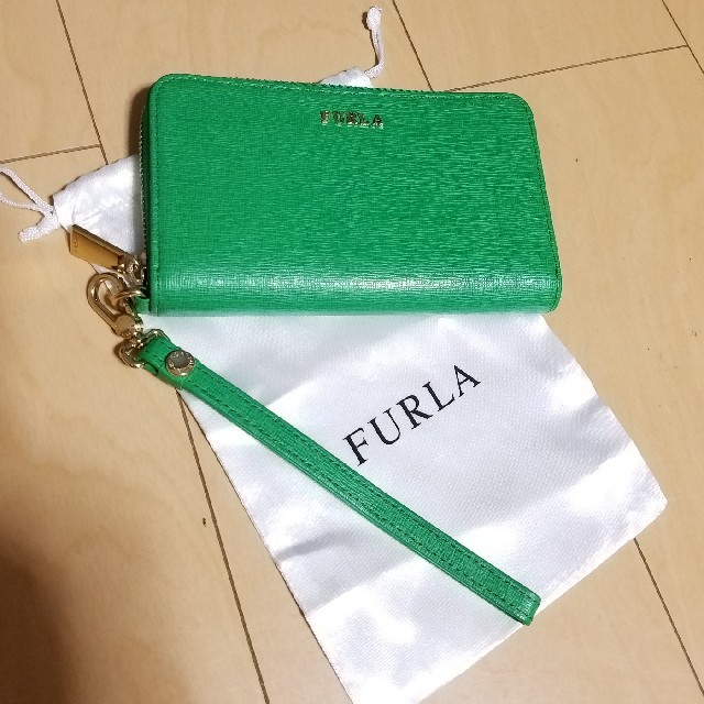 ほぼ新品 FURLA ストラップ付き長財布