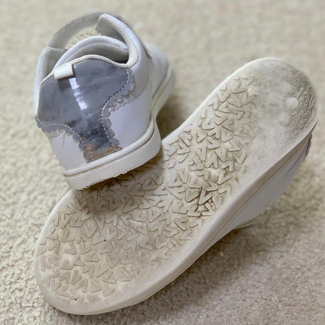 H&M(エイチアンドエム)の白 スニーカ 18.5 H&M  キッズ/ベビー/マタニティのキッズ靴/シューズ(15cm~)(スニーカー)の商品写真