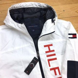 トミーヒルフィガー(TOMMY HILFIGER)の新品【メンズM】★トミー★目を惹く縦ロゴ！プリント入りナイロンジャケット/白紺(ナイロンジャケット)