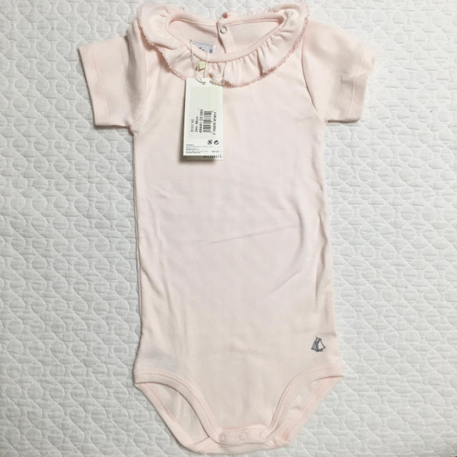 PETIT BATEAU(プチバトー)の【プチバトー】新品 フリル衿つき半袖ボディ 24m86cm ピンク キッズ/ベビー/マタニティのベビー服(~85cm)(シャツ/カットソー)の商品写真