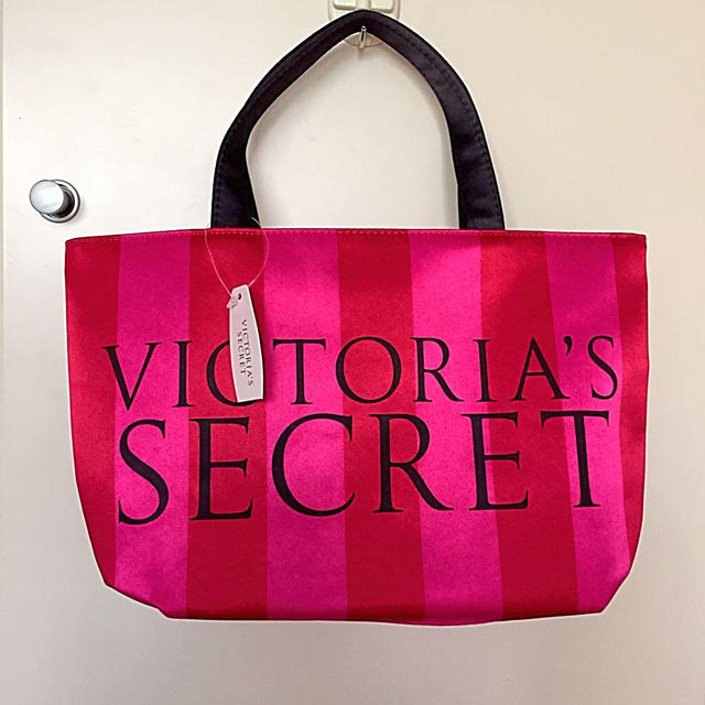 Victoria's Secret(ヴィクトリアズシークレット)の新品タグ付き VS ロゴバッグ レディースのバッグ(ハンドバッグ)の商品写真