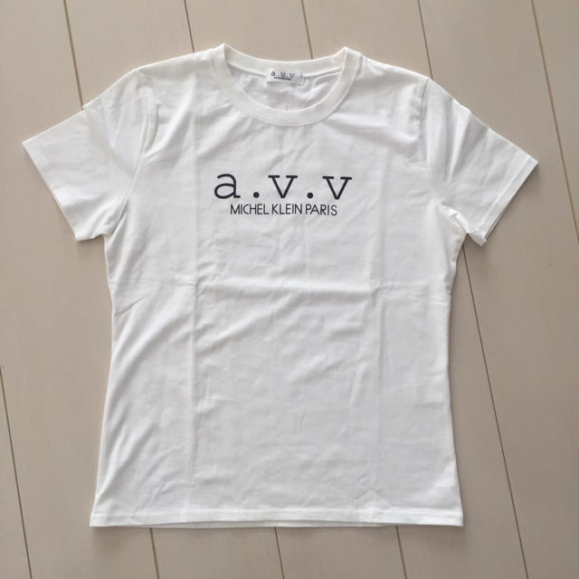 a.v.v - a.v.v ロゴTシャツの通販 by maico's shop｜アーヴェヴェなら ...
