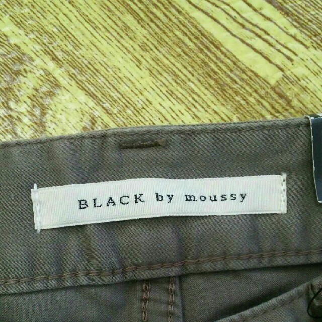 BLACK by moussy(ブラックバイマウジー)のブラックバイマウジー 新品未使用カーキ パンツ レディースのパンツ(カジュアルパンツ)の商品写真