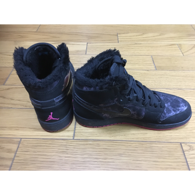 NIKE(ナイキ)の中古NIKE総柄マイケルジョーダン黒ファー付きソール減りあり レディースの靴/シューズ(スニーカー)の商品写真