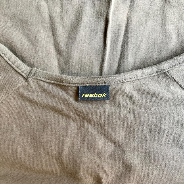 Reebok(リーボック)の【美品】Reebok ショート丈Tシャツ レディースのトップス(Tシャツ(半袖/袖なし))の商品写真