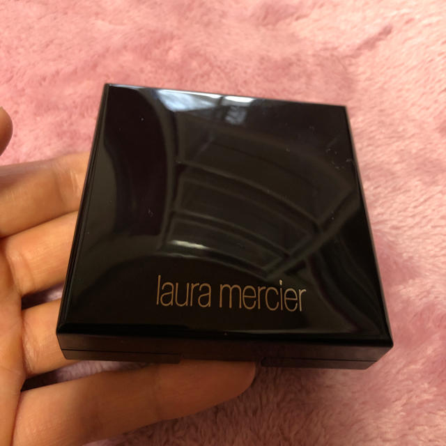 laura mercier(ローラメルシエ)のキャンドルグロウパーフェクティングパウダー コスメ/美容のベースメイク/化粧品(フェイスパウダー)の商品写真