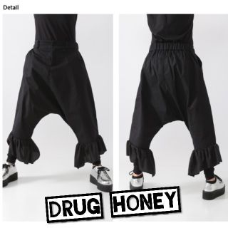 ファンキーフルーツ(FUNKY FRUIT)のDrug honey【ユニセックス】裾シフォン切替サルエルパンツ／黒(サルエルパンツ)