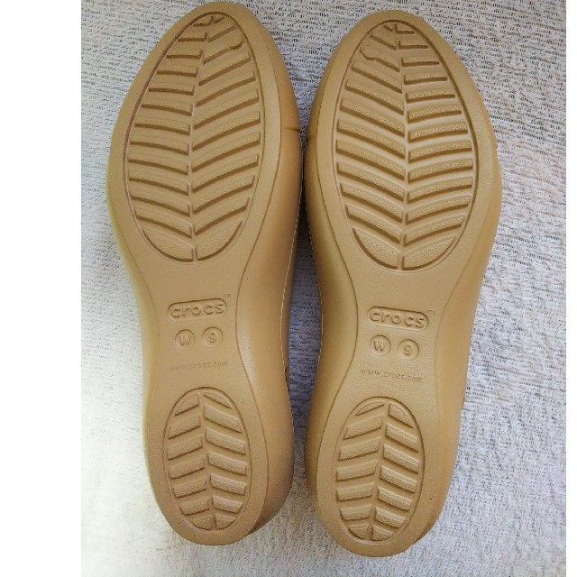 crocs(クロックス)のショコラ様専用・クロックスシエンナフラットウィメン・ベージュ25センチ レディースの靴/シューズ(ハイヒール/パンプス)の商品写真