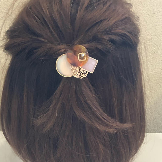 ヌーディカラーとべっ甲 ポニーフック ハンドメイドのアクセサリー(ヘアアクセサリー)の商品写真