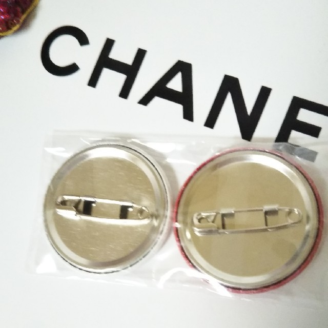 CHANEL(シャネル)の【CHANEL】新品シャネル缶バッチ エンタメ/ホビーのアニメグッズ(バッジ/ピンバッジ)の商品写真