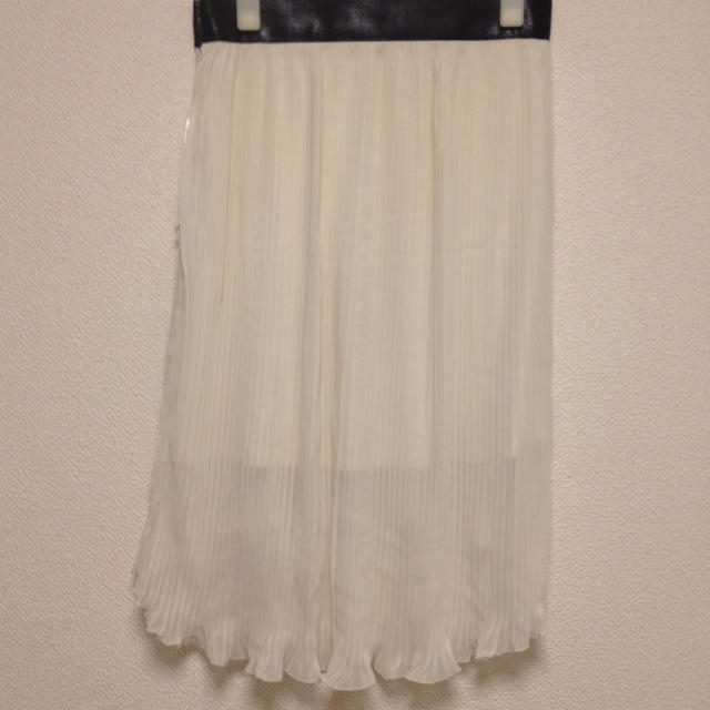 GU(ジーユー)の白 プリーツマーメイドスカート 送料込み レディースのスカート(ひざ丈スカート)の商品写真