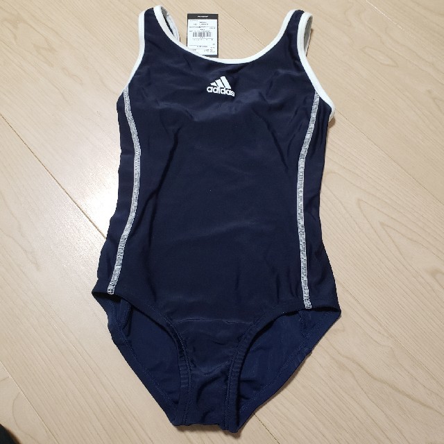 adidas(アディダス)のkhmam様専用！新品タグつきAdidas 女児用　スクール水着
紺×白　130 キッズ/ベビー/マタニティのキッズ服女の子用(90cm~)(水着)の商品写真