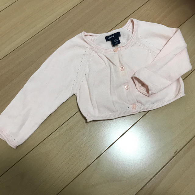 babyGAP(ベビーギャップ)のベビーギャップ★女の子 70cm 春ニット カーディガン ショート  キッズ/ベビー/マタニティのベビー服(~85cm)(カーディガン/ボレロ)の商品写真