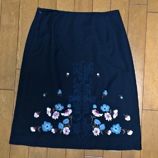 スーナウーナ(SunaUna)のSunauna紺色花柄38号膝丈スカート(ひざ丈スカート)