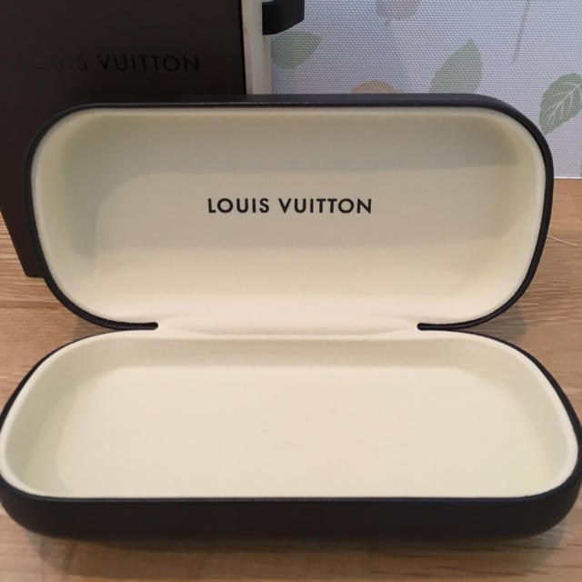 LOUIS VUITTON(ルイヴィトン)の[LV]サングラスケース☆箱&布袋つき レディースのファッション小物(サングラス/メガネ)の商品写真