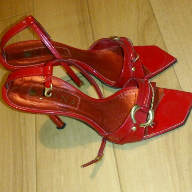 DIANA(ダイアナ)のエナメル赤サンダル レディースの靴/シューズ(サンダル)の商品写真